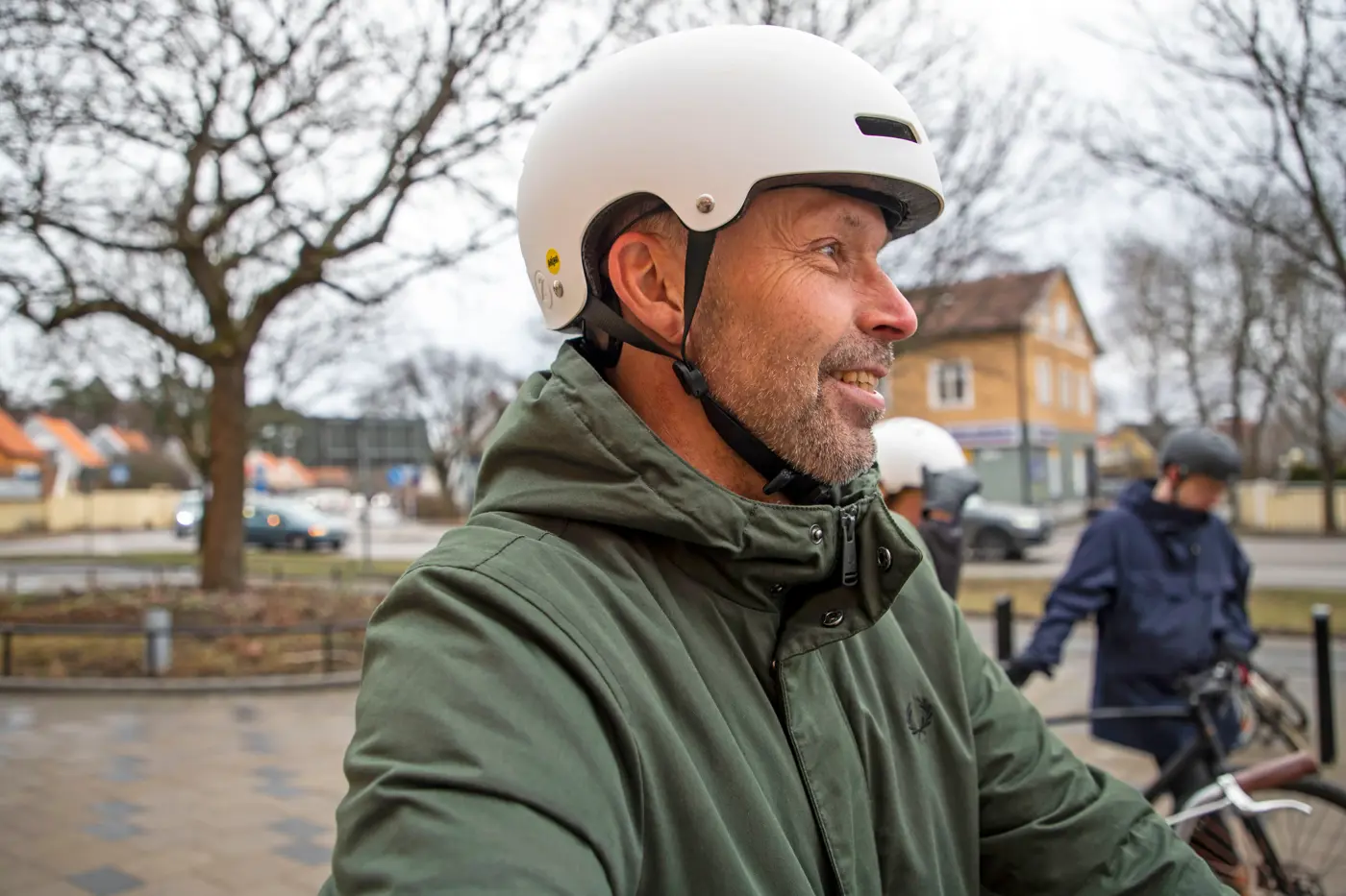 Man i profil med cykelhjälm.