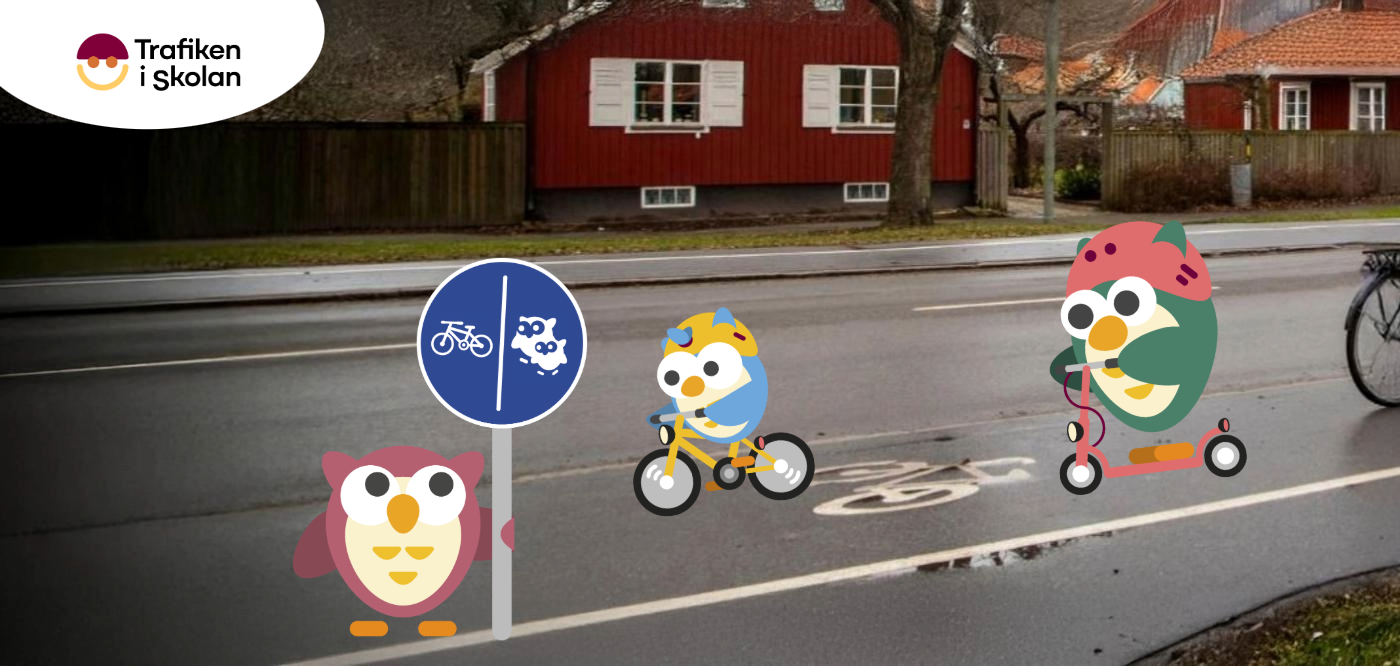 Fotografi på en cykelbana jämte en bilväg i ett villaområde, med illustrerade ugglor som kör elsparkcykel, cyklar och håller i en trafikskylt